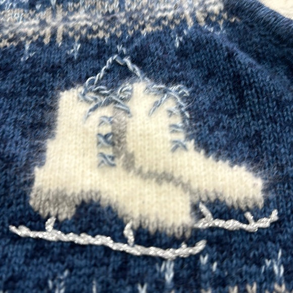 Nortcreast sweater vest blue and white knitted wit winter designs size medium - Picture 6 of 12
